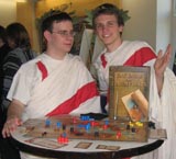 Johannes Ackva und Max Gabrian präsentieren ''Das Ende des Triumvirats'' bei der Presseschau der Spiel'05 (Anklicken zum Vergrößern)